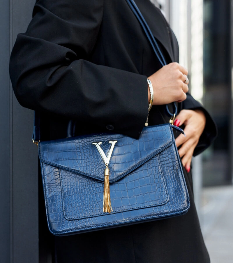 Kék táskája Callison