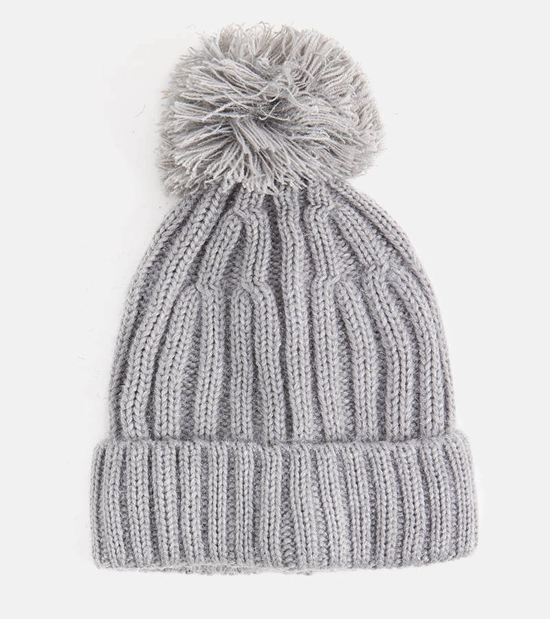 Szürke sapka pomponnal Karloti