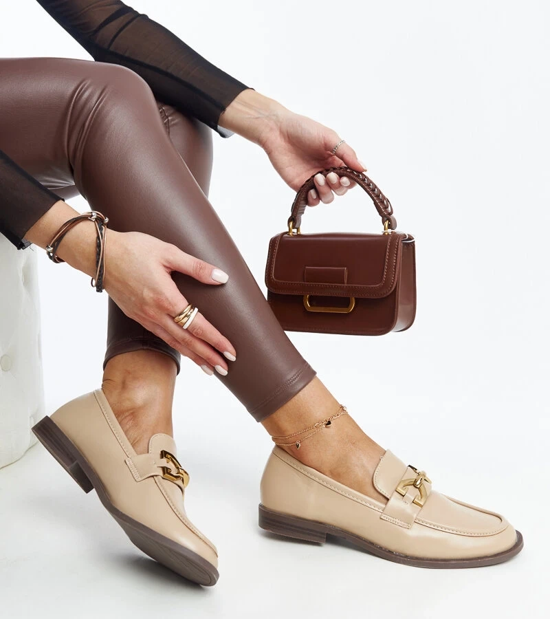 Lea csatokkal ellátott bézs mokaszinok