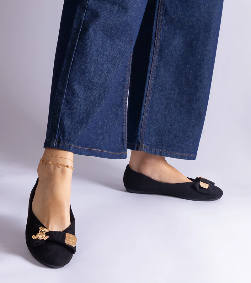 Esdras fekete balerinák masnival és brosstűvel díszítve