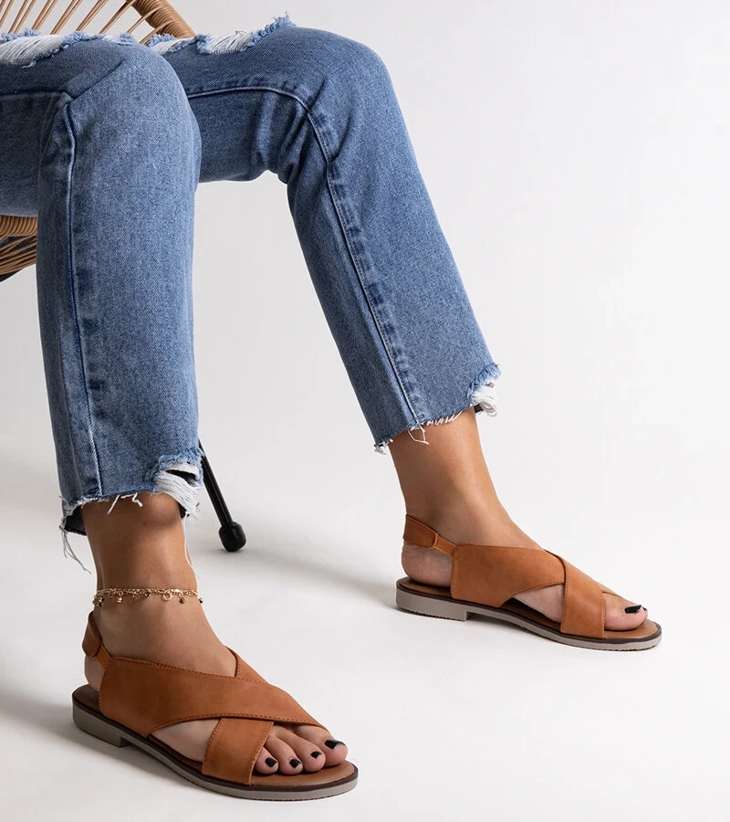 Duenna karamell színű lapos sarkú szandál