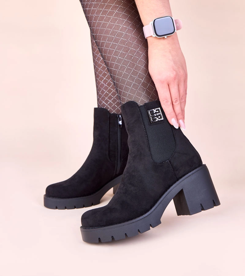 Fekete bokacsizmák rugalmas betéttel Stilla