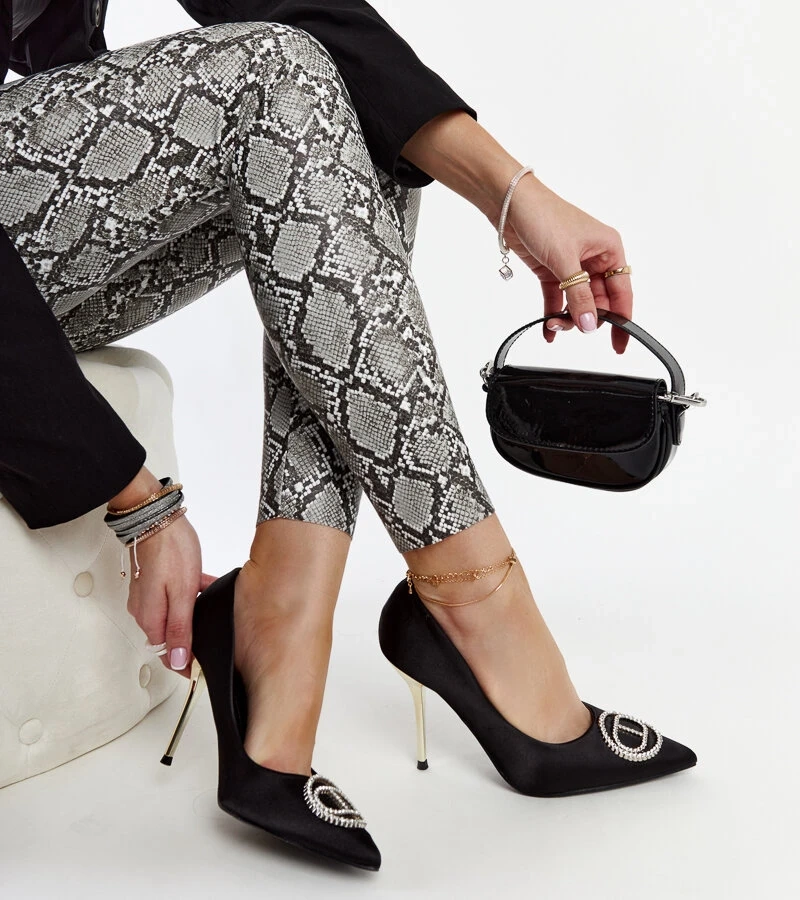 Elife cirkónia díszítésű fekete tűsarkúak