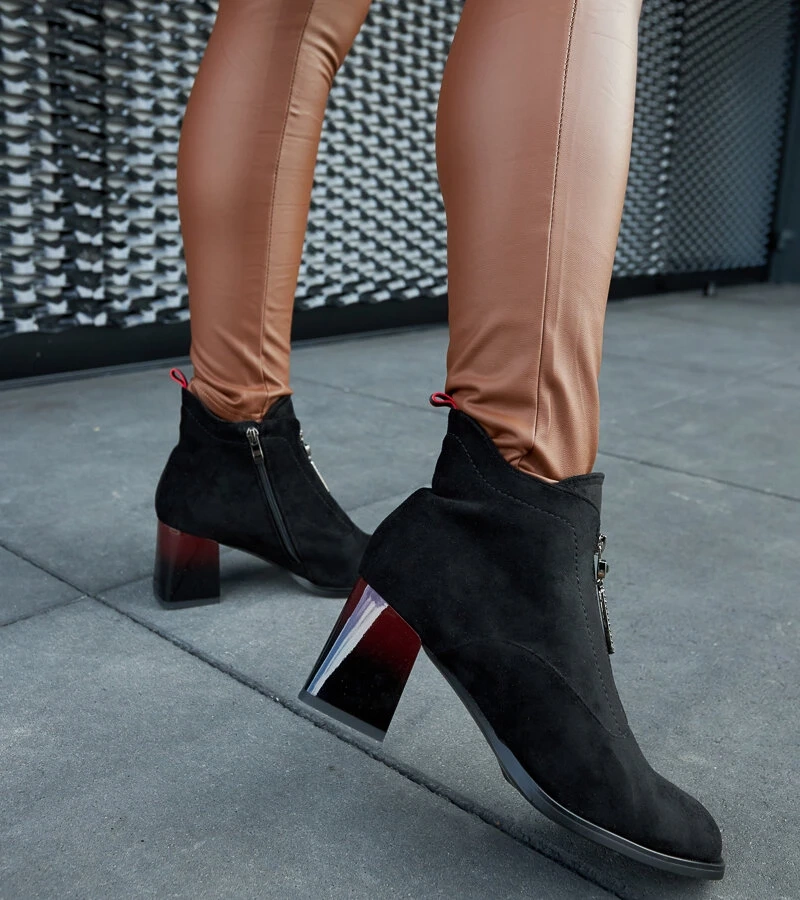 Fekete lakkbottal ellátott Gianleone bokacsizma