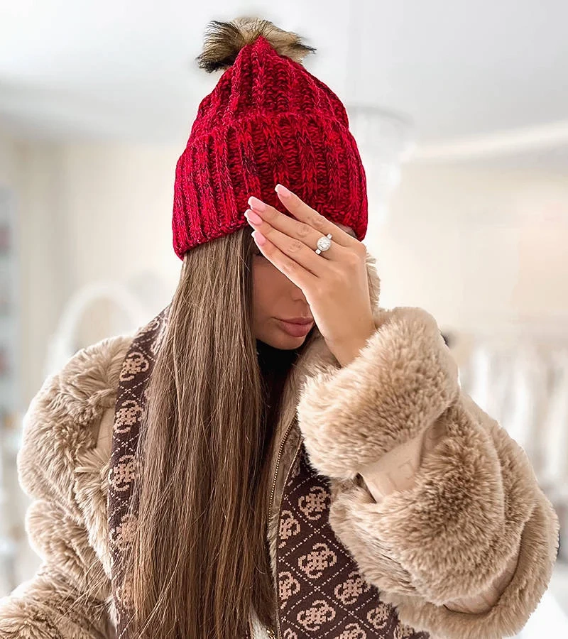 Piros női sapka pomponnal Thalia