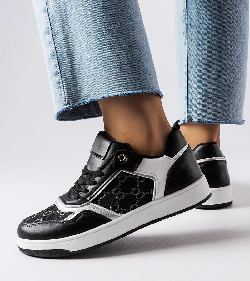 Fekete Isidora monogrammal díszített tornacipők