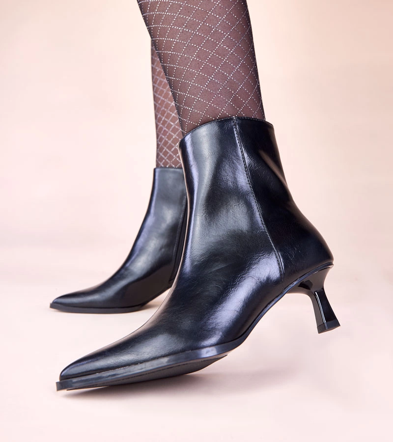 Fekete bokacsizma kacsasarokkal Mordi