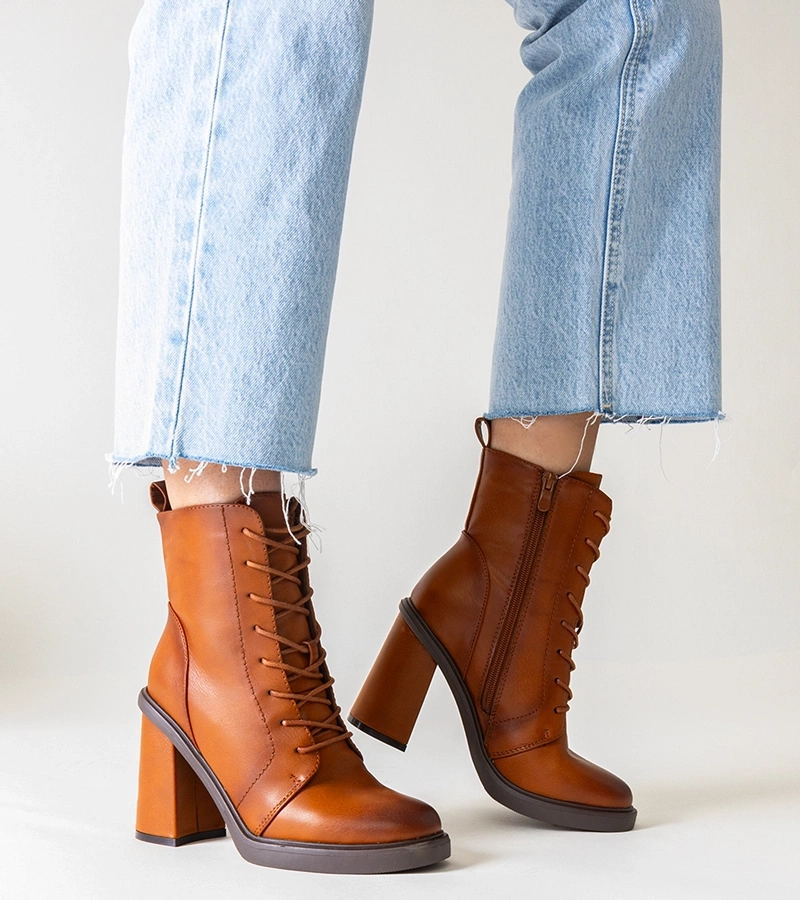 Barna, körömcipő stílusú bokacsizma Gergestől, öko bőrből.