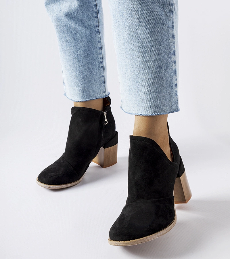 Fekete bokacsizma Marinella kivágással