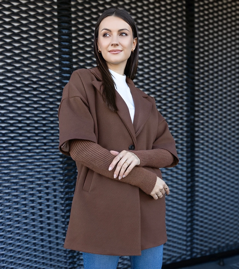 Brązowy płaszcz ze sweterkowymi rękawami Sameha przetłumaczone na węgierski to:

"Sameha barna kabát pulóver ujjal."