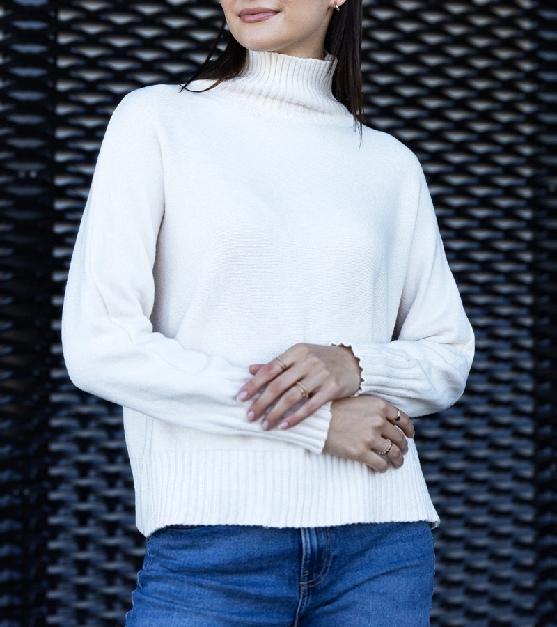 A laza szabású Lukana fehér golf.