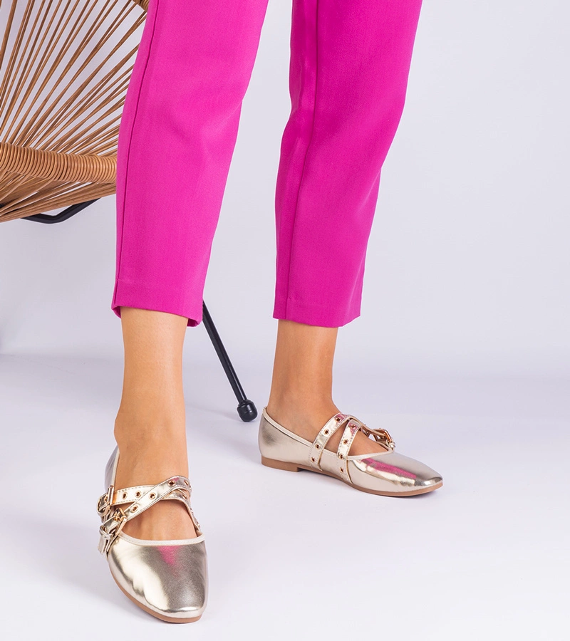 Arany műbőr balerinacipők csatokkal díszítve Emmarino