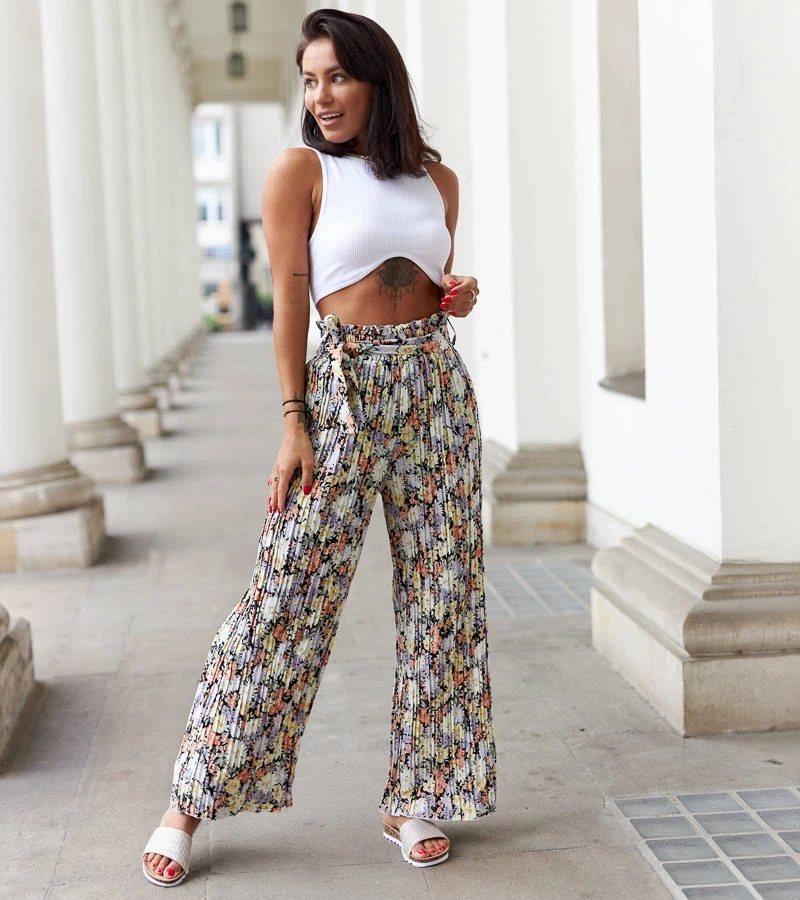 Fekete virágos pliszírozott nadrág Cesate