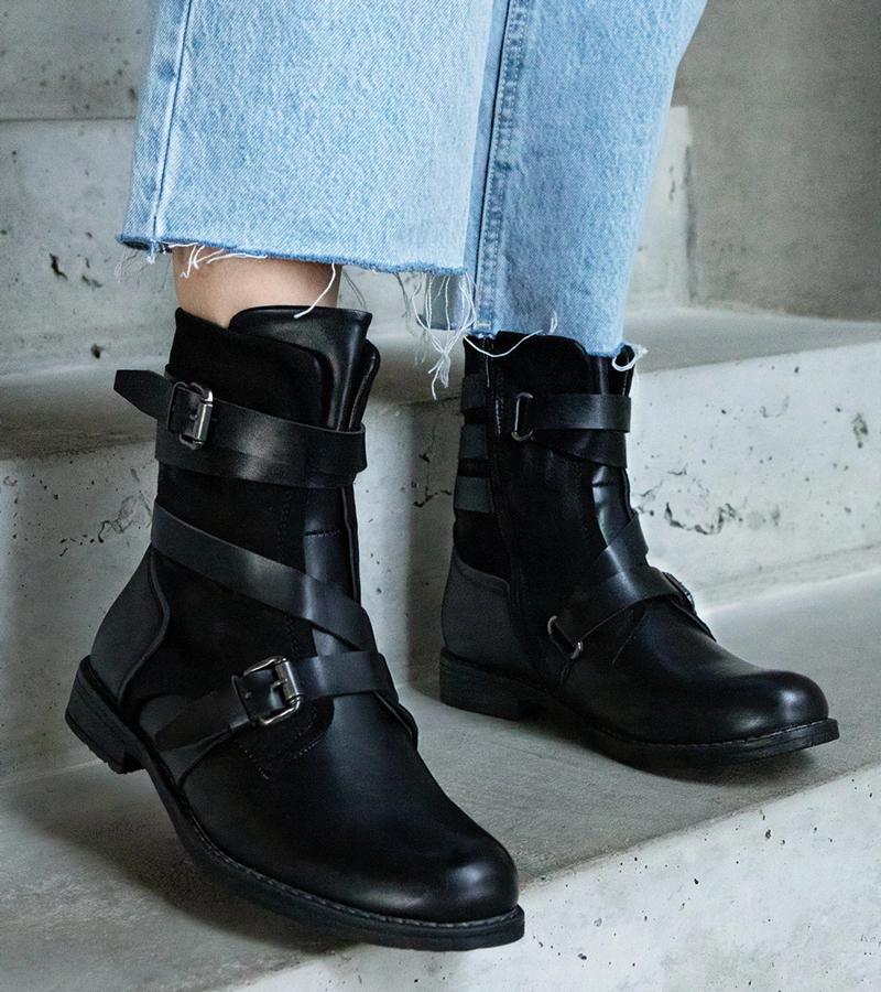 Fekete, bélelt, lapos sarkú bokacsizma kombinált anyagokból Verta