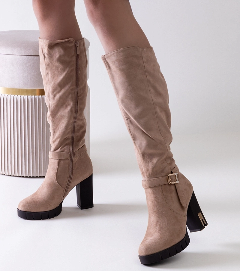 Beige, melegített csizmák Alra tűsarkúval.