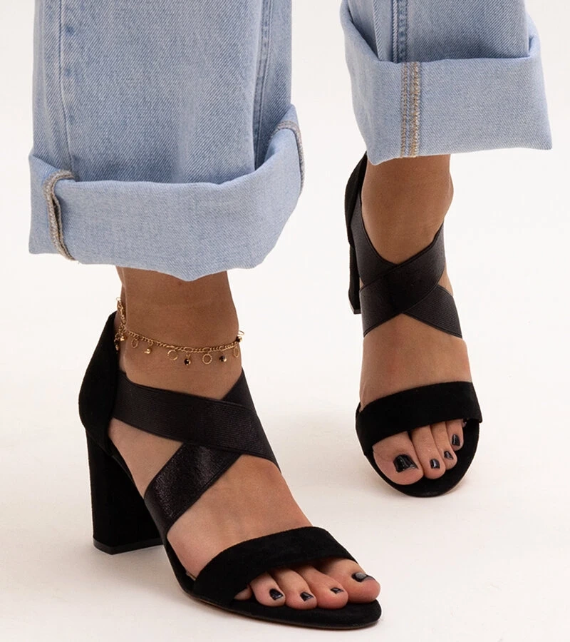 Sewim bőr talpbetétes fekete tűsarkú szandál