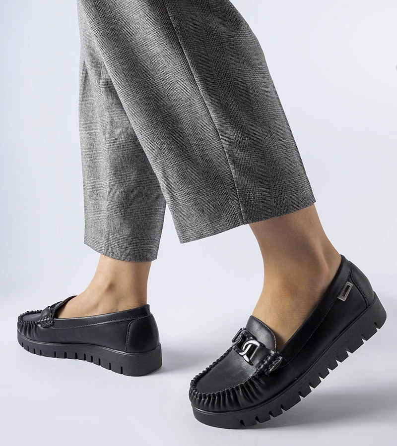 Fekete magassarkú cipő csattal Lionella