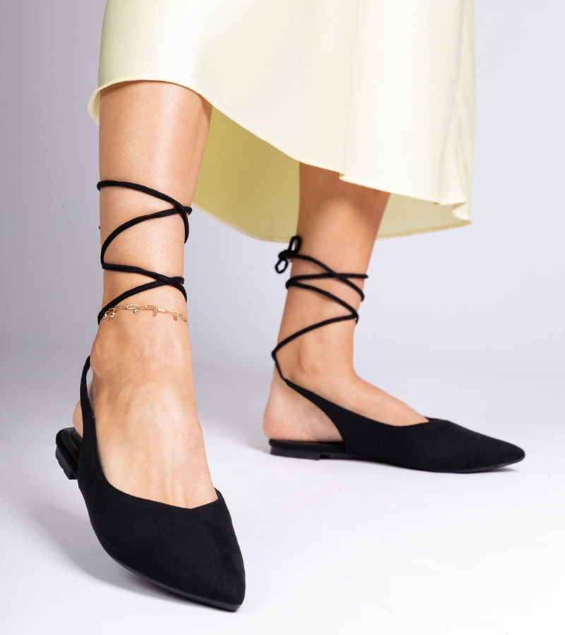 Fekete lapos sarkú, bokánál megkötős Karlioz cipő