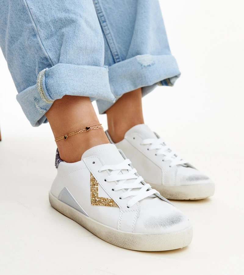 "Kopott hatású fehér Gombola tornacipők"