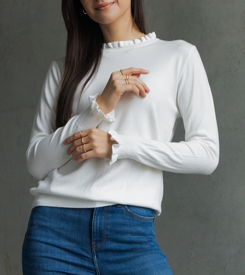 Fehér, puha pulóver fodros díszítéssel Luel.