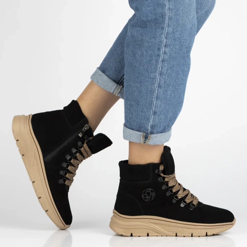 Fekete bokacsizma természetes velúrból díszes fűzővel Grega