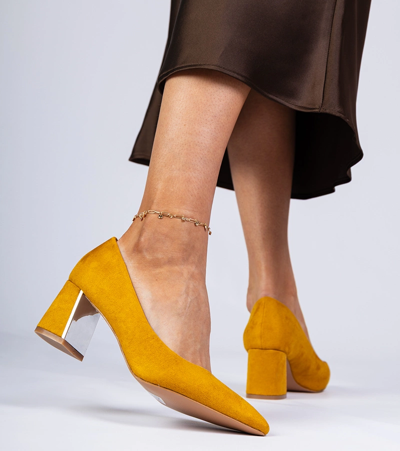 Sárga elegánsan díszített sarkú cipő Karry