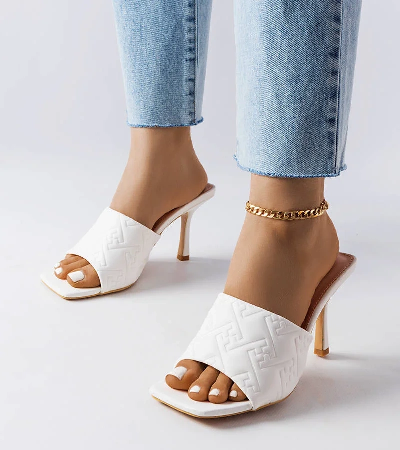 Fehér elegáns sarokkal rendelkező papucsok Cambrina