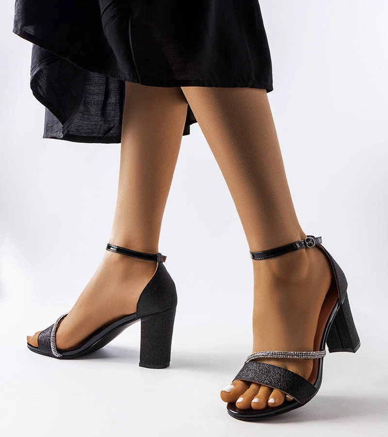 Fekete Abellona sarokszandál