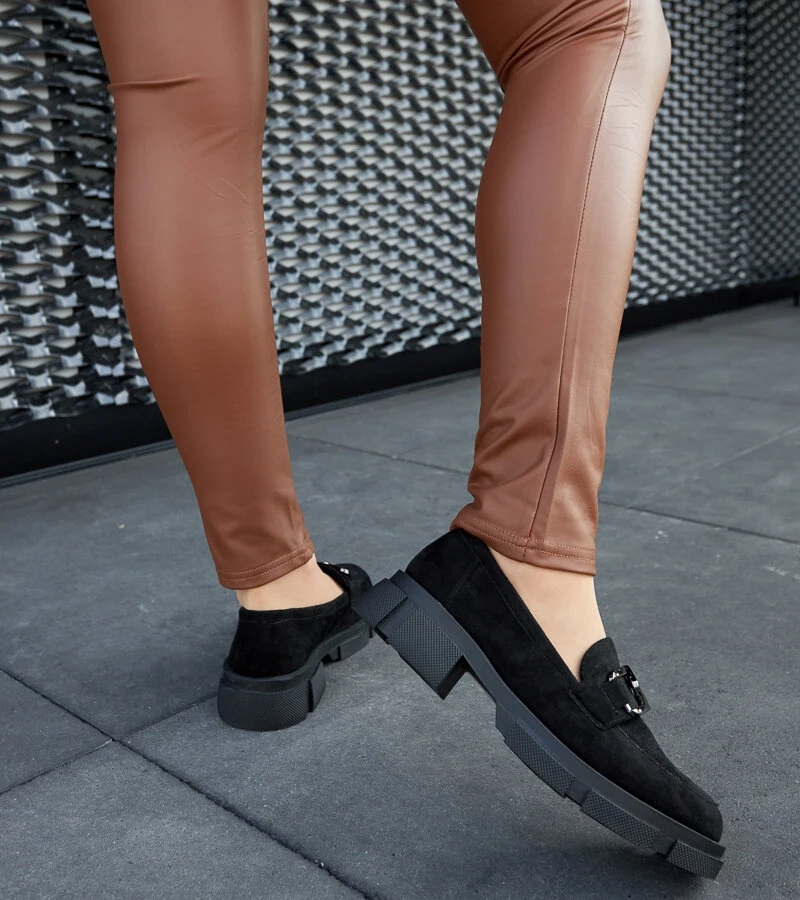 Fekete masszív mokaszin Alfredino cipőcsatolóval