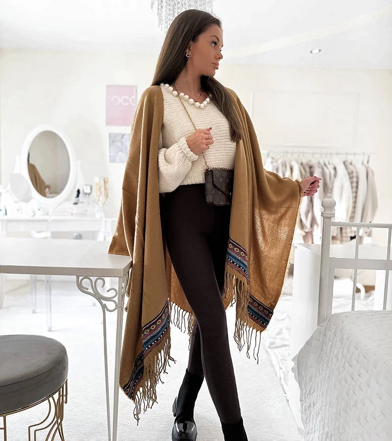 Jakobe teve poncsója rojtokkal