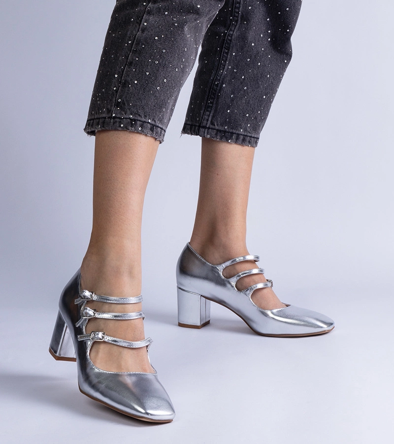Ezüst sarkú cipő díszes csatokkal Izida
