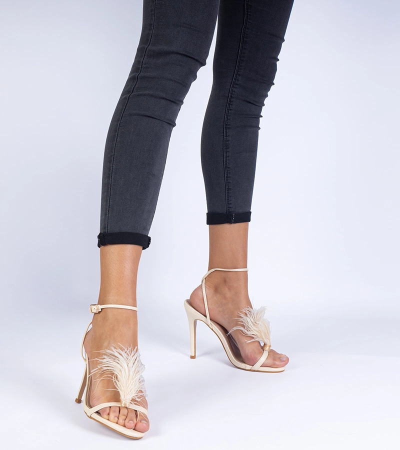 Arisat tollas tűsarkú bézs szandál