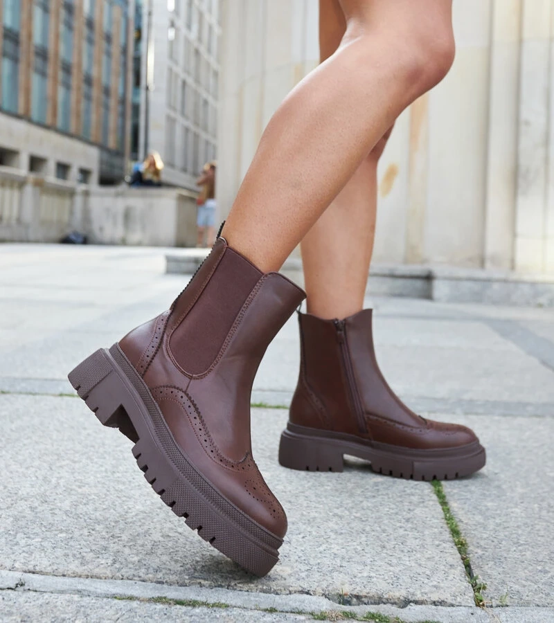 Barna díszített varrással ellátott bokacsizma Castella