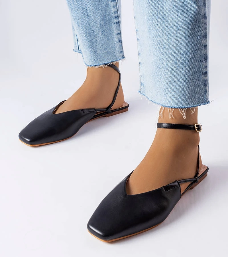 Fekete orrú Jehovah fedett lábujjú szandál