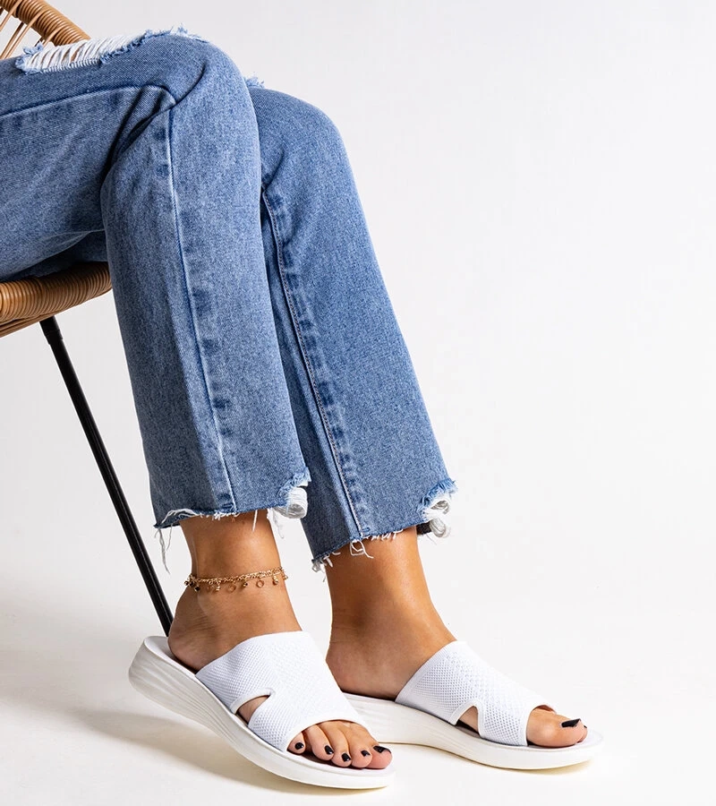 Linah platformján fehér papucsok