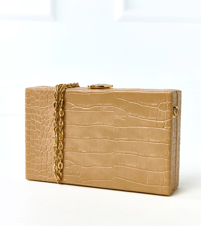 "Dratche" bézs színű "koffer" típusú táskája láncon