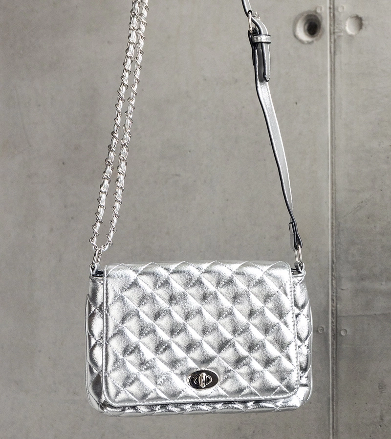 Ezüst színű tűzött Quartilla válltáska