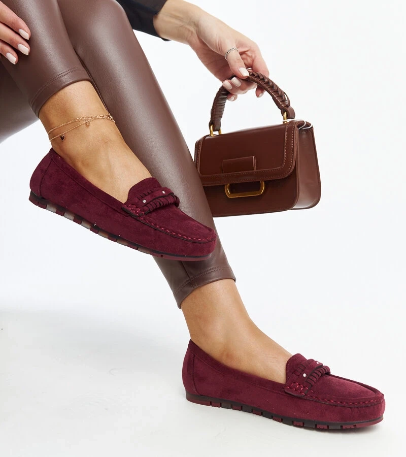 Bordó mokaszinok díszes csíkkal Widaadtól