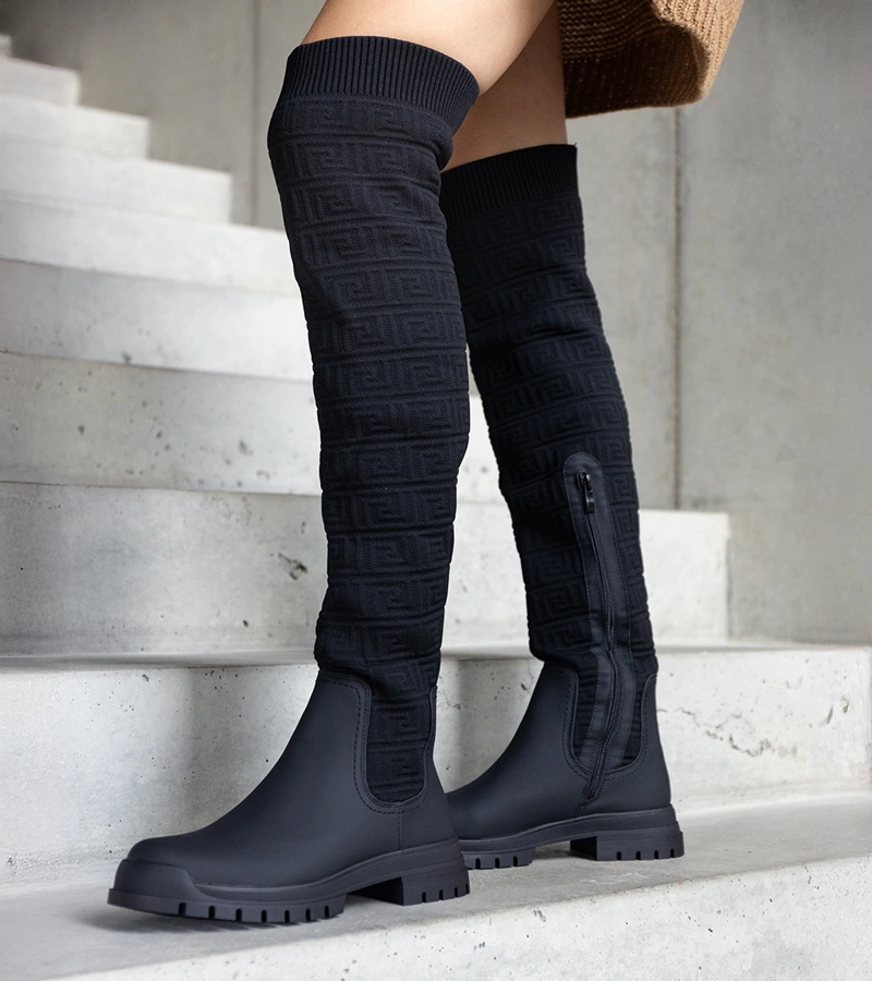 Fekete, matt felületű, szövet csizmák Scarlett.