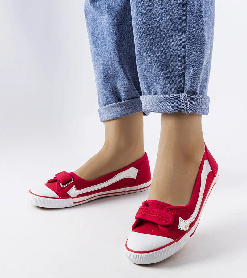 Vörös anyagból készült Winifred teniszcipő.