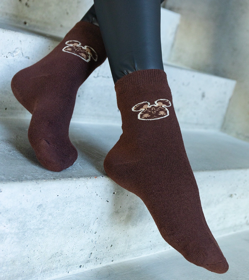 Brązowe ciepłe skarpetki Sella po węgiersku to: **Sella barna meleg zokni**.