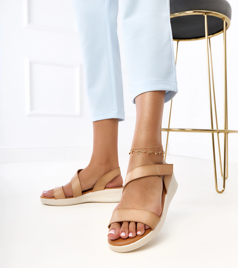 Bézs szandál alacsony telitalpon Verkado