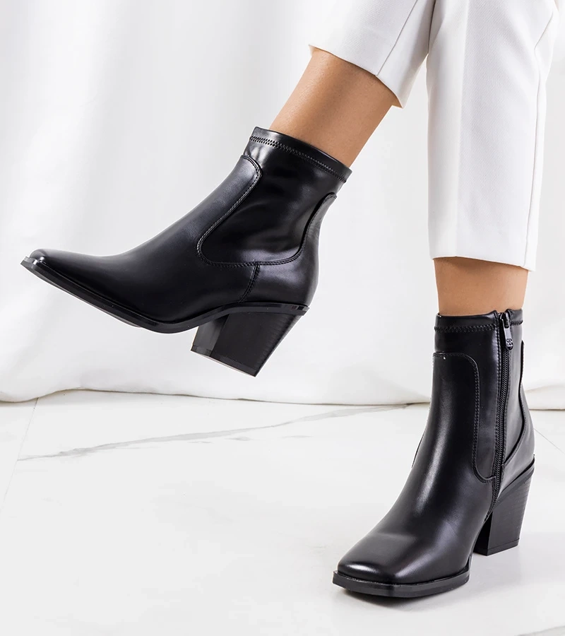 Fekete magassarkú csizma Panucci