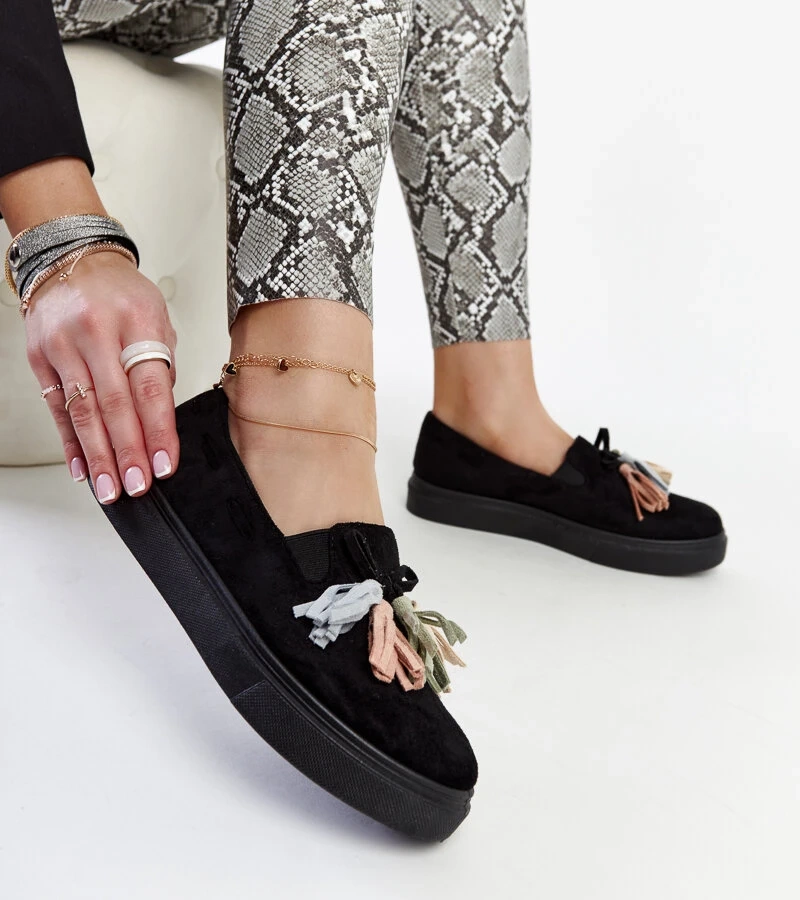 Adaldrid színes bojtjai fekete cipők