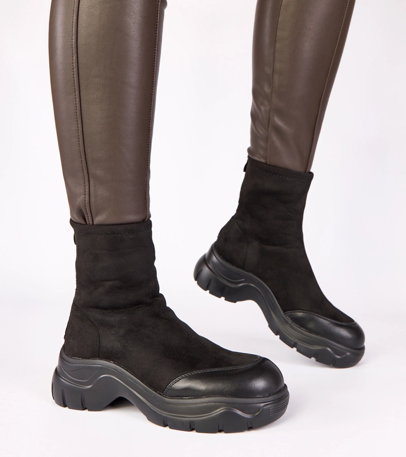 Alana tömör talpú fekete művelúr bokacsizma