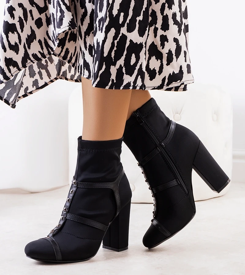 Fekete sarokcipő Dagma