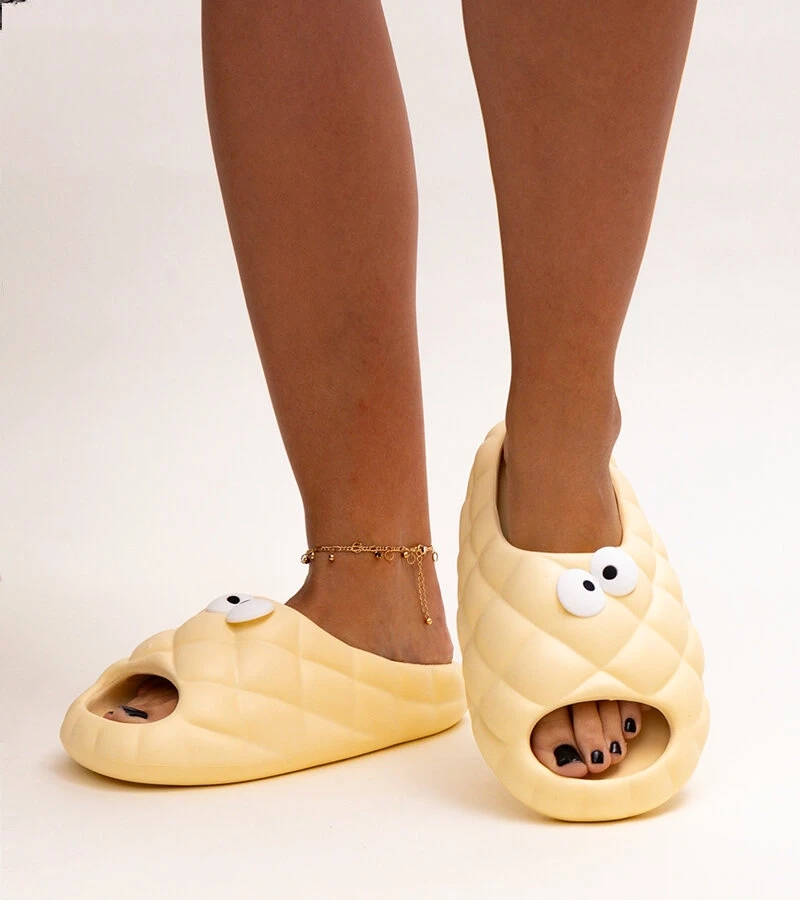 Gorges szemekkel ellátott bézs szivacs papucsok