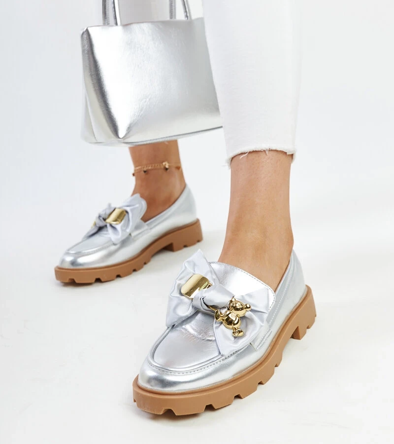 Bogumil díszes csattal ellátott ezüst mokaszinok