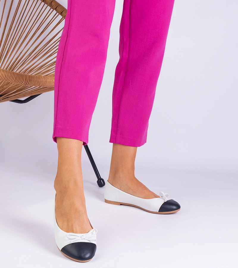 Fehér balerinák masnival és fekete orral Pikolo