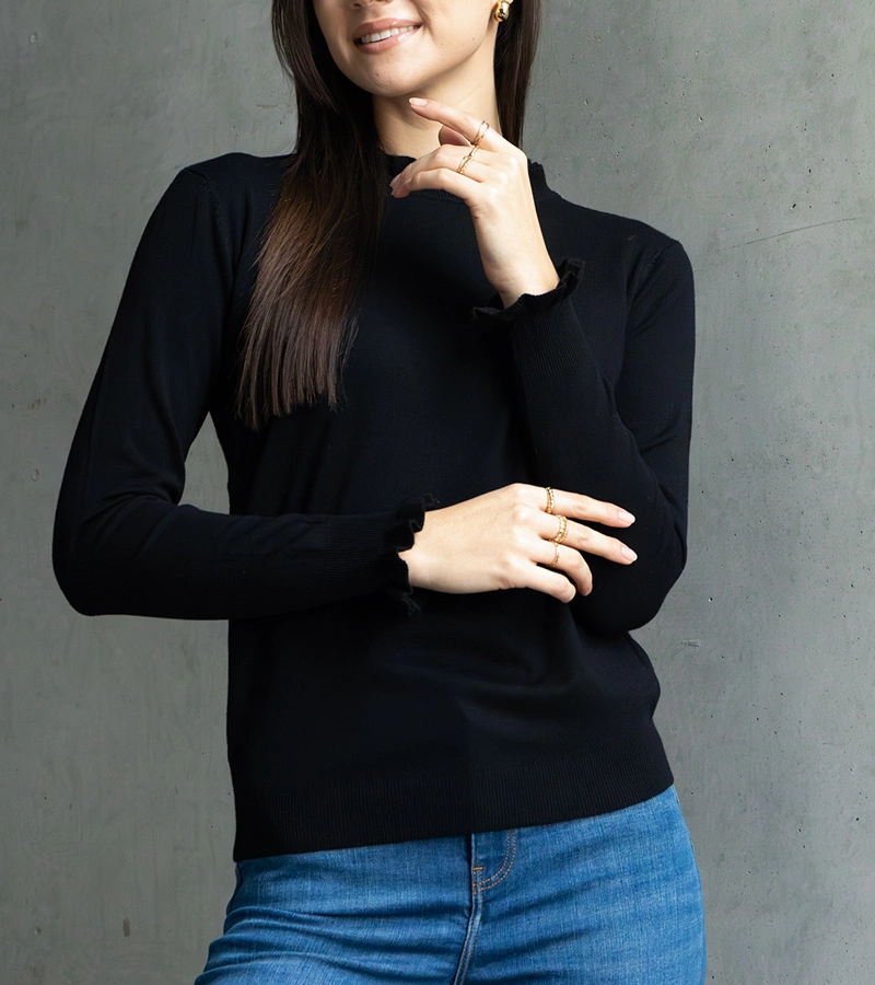 Fekete puha pulóver, fodros díszítéssel Luel.